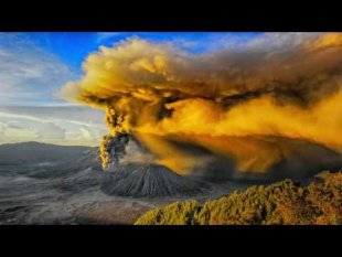 Éruption du volcan Bromo (en ligne)